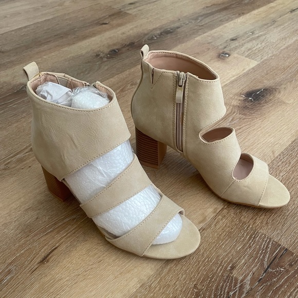 NIB Journee Collection Juniper Tan Heeled Sandals - Picture 11 of 12